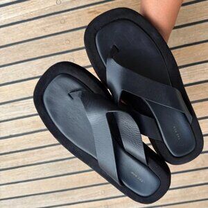 THE ROW FLIP FLOPS
